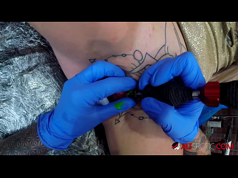 ❤️ Extrem tattooed Hottie Sully Savage krut en Tattoo op hirem Klitoris ️❌ Fuckvideo op Porno lb.killvs.top ❤