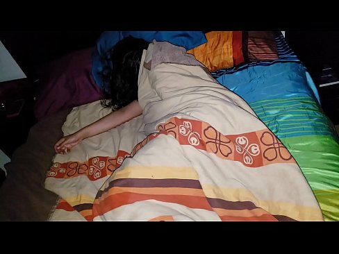 ❤️ Stiefson beréiert seng jonk Stéifmamm wärend hatt schléift. ️❌ Fuckvideo op Porno lb.killvs.top ❤